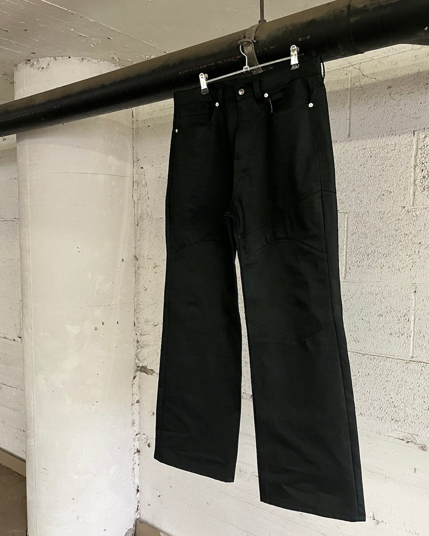 “RAW BOOTCUT JEANS”        (Pure Black)