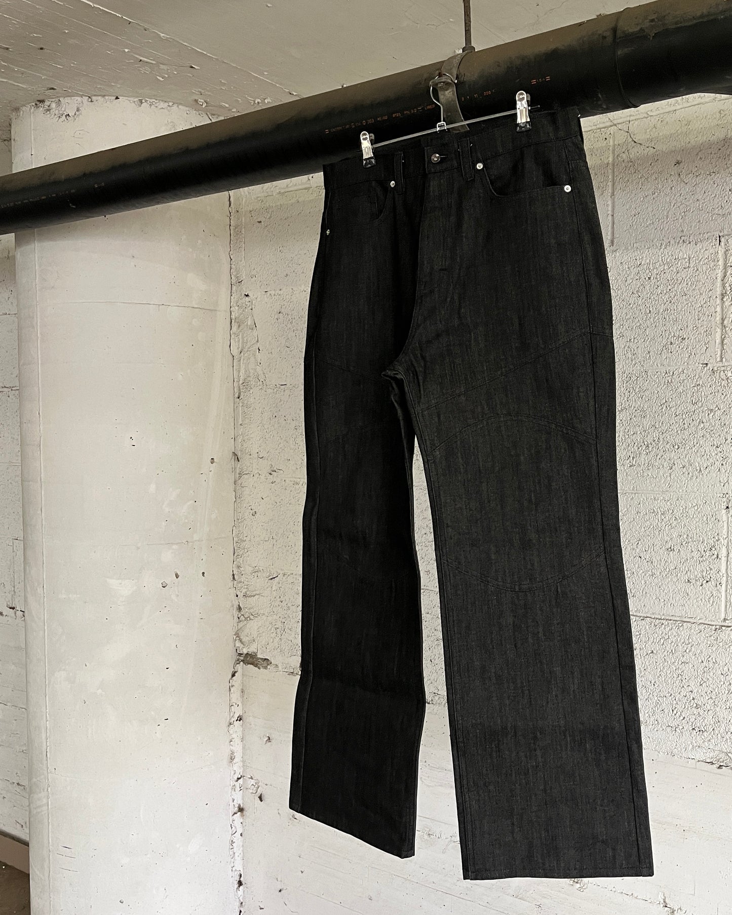 “RAW BOOTCUT JEANS” (Black)