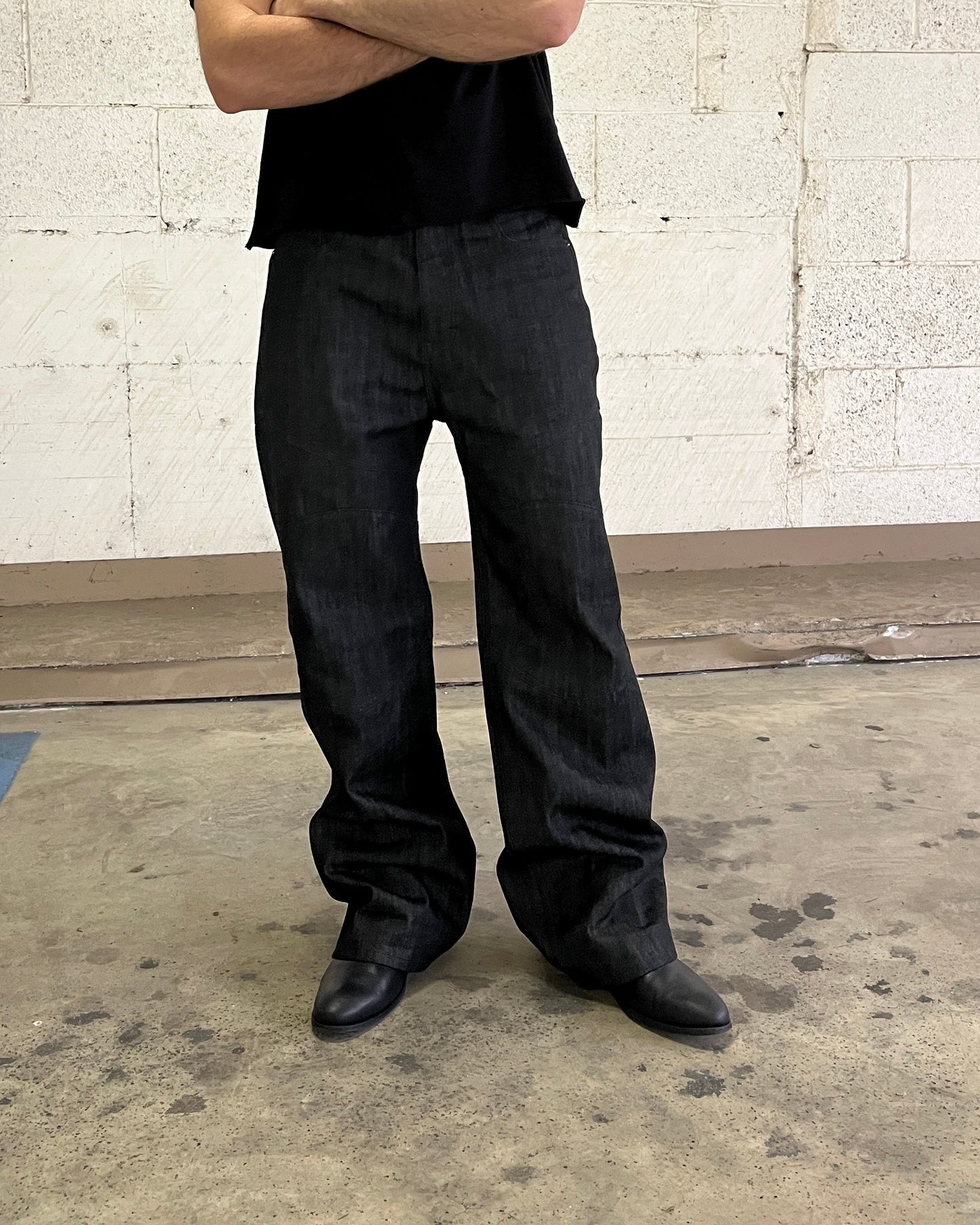 “RAW BOOTCUT JEANS” (Black)