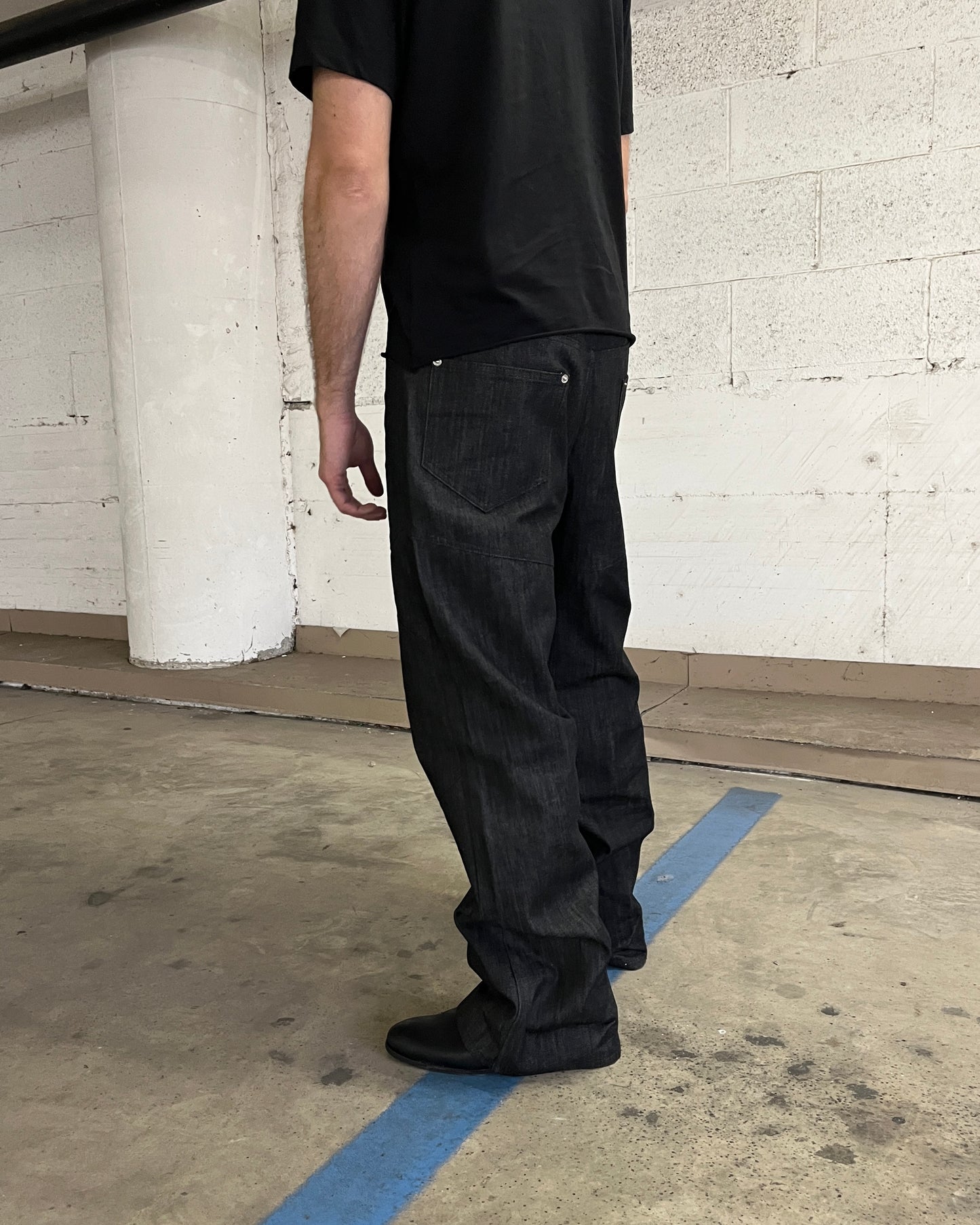 “RAW BOOTCUT JEANS” (Black)