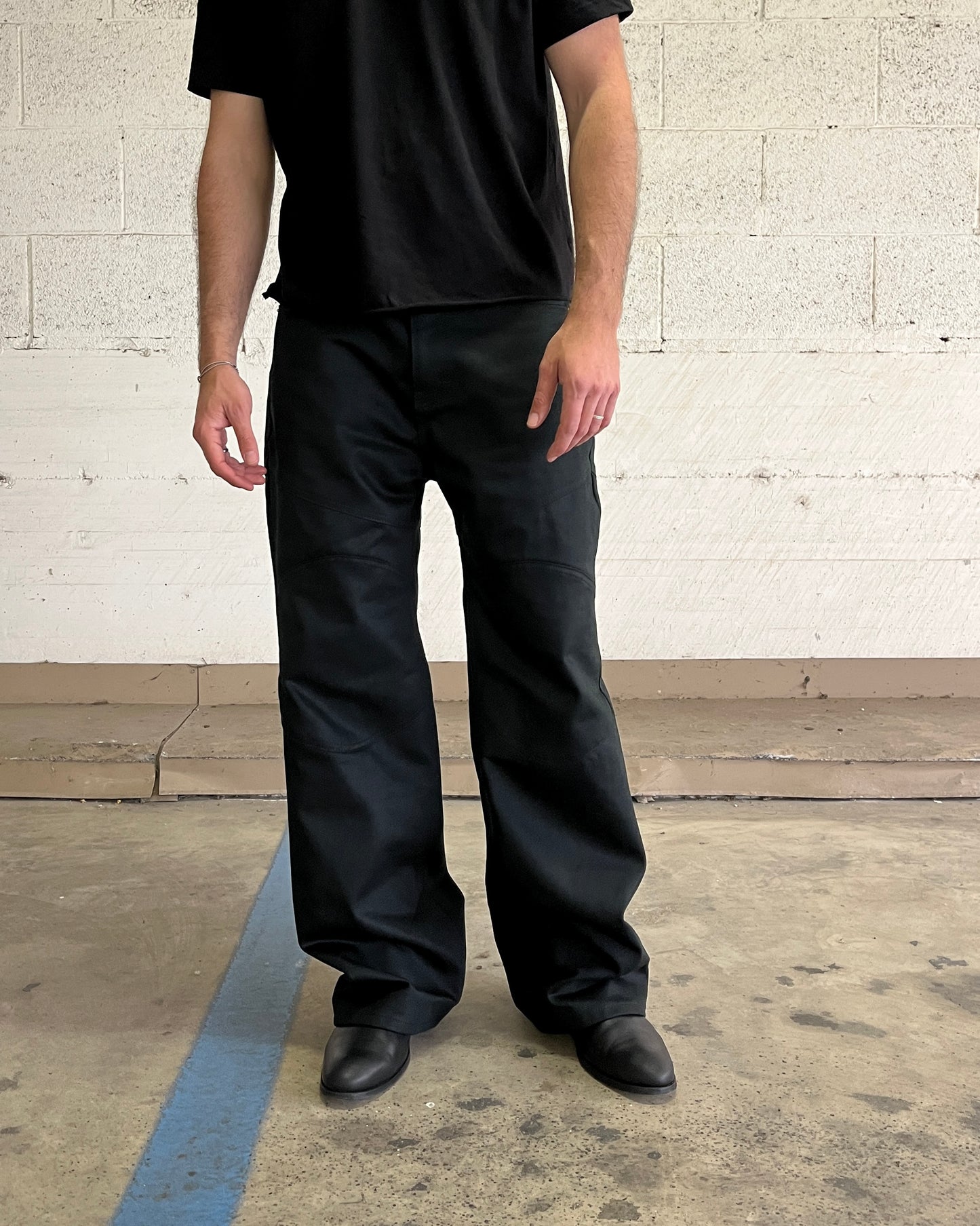 “RAW BOOTCUT JEANS”        (Pure Black)