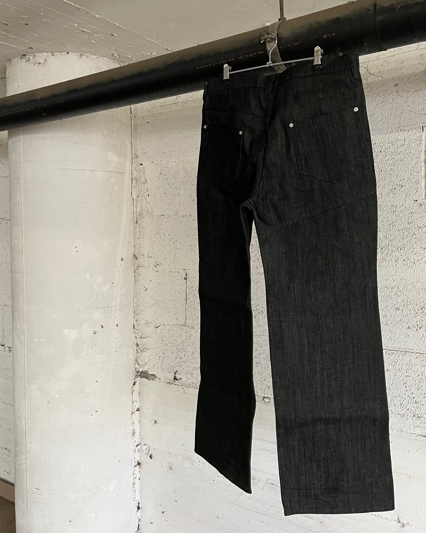 “RAW BOOTCUT JEANS” (Black)